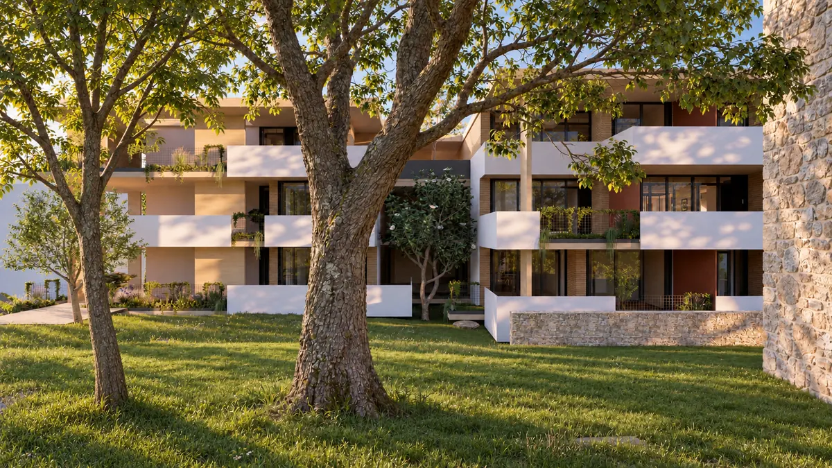 Das Haus von der Wiese aus im Abendlicht: drei Ebenen mit weißen Brüstungsbändern, bepflanzten Trögen und roten Wandfeldern, im Vordergrund ein großer Baum.