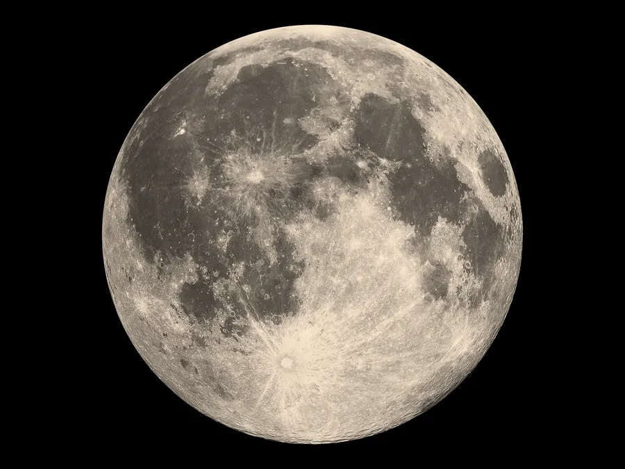 Der Vollmond in voller Scheibe vor schwarzem Himmel, Krater und Maria deutlich sichtbar